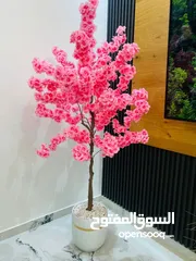  4 ديكور فاخر يضفي لمسة من الهدوء والجمال على المكان شجرة الكرز الصناعية بتفاصيل دقيقة وألوان وردية .