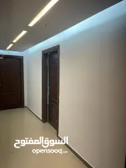  4 مكتب مميز مشطب ومصمم داخلي جلهز في منطقة قرب مكة مول