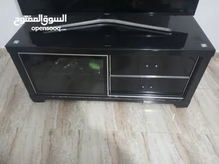  1 طاولة تلفزيون للبيع بحالة جيدة
