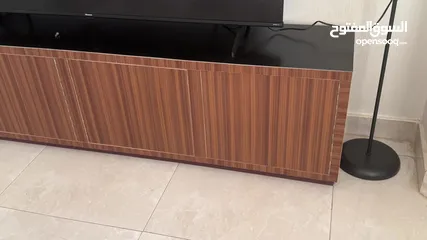  4 طاولة تلفاز نظيفة جدًا Tv unit for sale