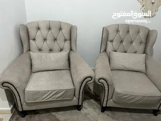  2 كنب تفصيل ما الو غير سنه جديد جديد جديد ولا كانو مستعمل مع طاولات وبرداي وسجادة كلو استعمال سنه فقط
