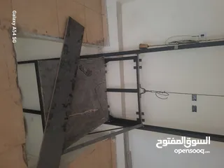  7 مصعد صناعي من 500 كغم  _ 1000 كغم شغال بحاله جيده استعمال خفيف/وتربين إيطالي 10حصان بحاله جيدة.
