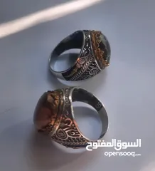  1 خاتم  العقيق من النوادر،مميز في النحت التقليدي،وسكت من الفضة.   .