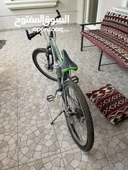  1 دراجة هوائية حديثة المنظر