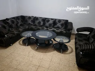  1 طقم كنب كورنر ثمانية مقاعد  تفصيل بحاله ممتازة وطقم الطاولات لا يشمل البيع
