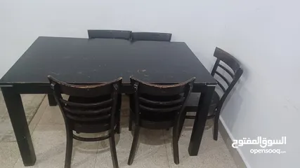  1 طاولة مع خمس كراسى