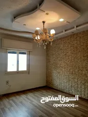  22  شقه للبيع بالدور الاول في شارع المسيره الكبري أمام مسجد أبو منجل متفر