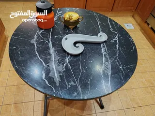  2 طاولات متعددة شبه جديدة Tables foldable like new