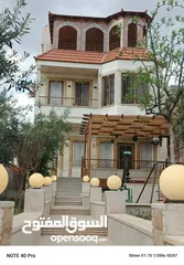  1 شقة مع مسبح داخلي طابق اول طابق ثاني غرفتين نوم وصاله ومطبخ وحمام عدد2 وبلكونه. طابق استديوامع ترس