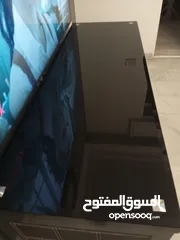  6 طاولة تلفزيون لون اسون بحالة ممتازة للبيع درجين وسطانيات واماكن تخزين جانبية  سطح زجاجي وارفف زجاجية