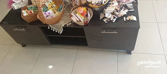 4 خزائن محل مع طاولات عرض ورفوف