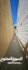  2 شقة طابق ارضي سوبر ديلكوس كما يوجد غرف مفروشة لطلاب الطب قرب مستشفى السلط الجديد