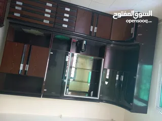  4 3 تخوت مفرد ثنين مع فرشه وواحد من دون فرشه + بوفيهات عدد 2 واحد قطعتين وواحد 3 قطع