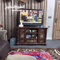  1 شاشه 40"LCD توشيبا مستعمله مع طاوله  يوجد بقع سوداء تعمل بشكل جيد جدا للبيع  سبب البيع الهجره