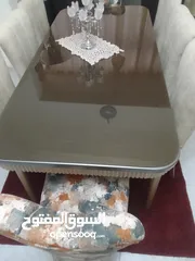  1 طاولة سفرة مع 8 كراسي  مع درسوار  وعليھم زجاج حماية سميك