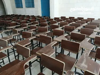  2 تفصيل كراسي محاضرات مع ركاية ودروج مدرسية. طاولات تركية