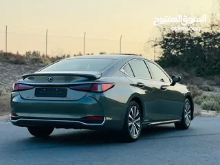  4 LEXUS ES300h 2019