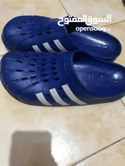  13 جزمتين اديداس (ADILETTE CLOGS) نظيفة للبيع بسعر جبار