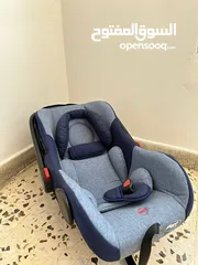  1 مقعد سيارة مخصص للاطفال بحالة الوكالة السعر 25 دينار
