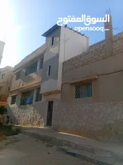  7 بيت مكون من طابقين وشقه بجانبهم للبيع