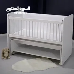  1 سرير أطفال هزاز أبيض (BW1090) بعجلات – مقاس 120 × 60 سم