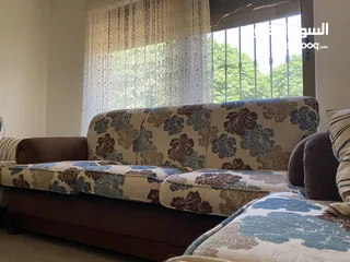  2 طقم كنب فاخر تفصيل مستعمل استعمال خفيف الاسفنج مضغوط وثقيل .. خشب صلب .. الطقم غير مستهلك الا قليلا