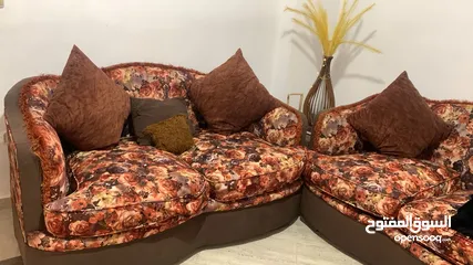  12 طقم كنب خشب زان مرتب للبيع بداعي السفر  بتكون من كرسيين وكنب عدد2مقعدين ب مقعدين واريكا