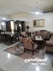  25 للايجار شقه مفروشه فرش فاخر  3 غرف نوم و 3 حمامات صاله وصالون ومطبخ