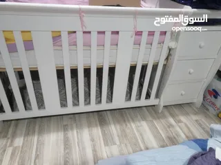  2 سرير اطفال بحالة ممتازة مع مرتبة البغلي و مع وحدة ادراج