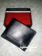  4 محفظة وحافظة نقود للرجال TOMMY HILFIGER تومي هيلفغير ثنائية الطي جلد اصلي طبيعي 100%  بحالة ممتازة