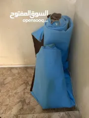  4 موكيت كبير 5×4 لون بني شبه جديد للبيع مع موكيت طويل بني كمان للممر