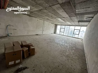  2 مكتب في وسط شارع ركب مساحته 98 متر مربع للبيع مطل على الشارع الرئيسي