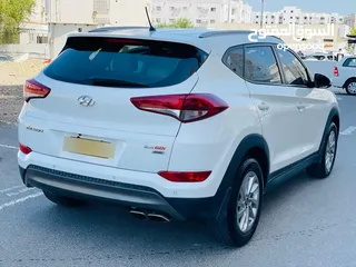  4 Indian expect family Hyundai Tucson with full coverage insurance