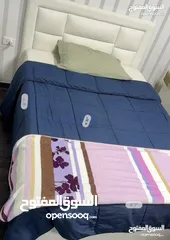  1 تخت مفرد ونص ستاندرد مع بوكس لون ابيض بحالة ممتازة استعمال اقل من سنة من ميداس خشب لاتيه مع فرشته