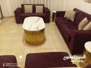  19 جلسة فاخرة بتصميم عصري وألوان ملكية! طقم كنب متكامل باللون العنابي الغني، قماش مخملي ناعم ومريح