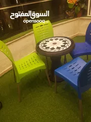  1 اربع كراسي بحاله جديد مع طاوله وسط بحال الوكاله استخدام بسيط جدا