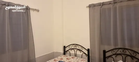  15 منزل مع مسبح وكراج للبيع