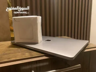  11 شاشة كبيرة جدا Macbook pro 16 inch  (شبه جديد مع كرتونة) شاحن جديد من ابل ومكفول بسعر مغري جدا
