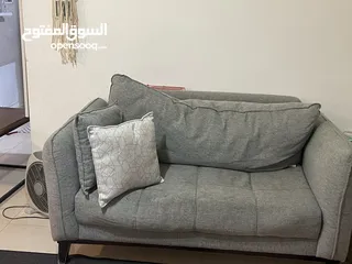  4 طقم كورنر حرف Lمع ثنائية 7مقاعد بحالة جيدة جدا  الدوار السابع مع خزانه التلفزيون