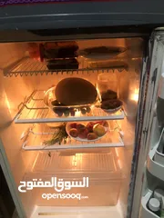  3 عدد 2تلاجه للبيع التلاجه البيصه يدها غاز والتانيه شغاله مافيها ولاشي للبيع المستعجل بدواعي السفر