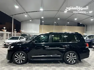 7 Land Cruiser VXS Black Edition