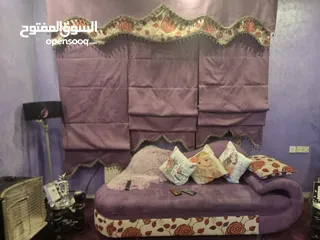  2 كورنر وطقم طاولات وسط مع طاولتين صغار مع البرادي والموكيت وطاولة الشاشة وخزانة احذية للبيع