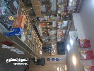  13 محمص للبيع بكامل عدته وديكوره وبضاعته البيع بداعي السفر المحمص يعمل بشكل جيد وقابل للتطوير والتوسيعو