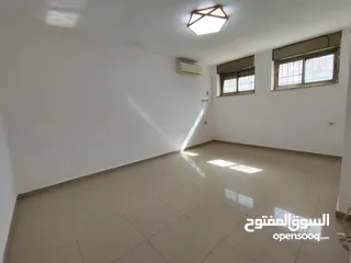  1 شقة غير مفروشة مع ساحه للايجار في سطح مرحبا قرب شركة ترست