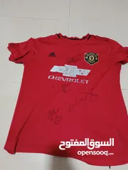  2 قميص مانشستر يونايتد عليه توقيع محمد النوفلي وباكو وعبد المجيد وابراهيمو