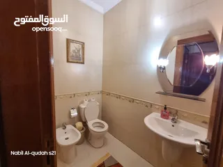  9 شقة ارضية شبه فيلا للبيع في الشميساني 500م. مع الحديقة من 4غرف نوم ومدخل وكراج خاص