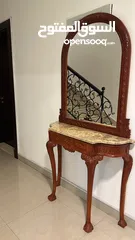  1 طاولة مدخل و مرايه