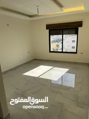  8 شقة اخير مع روف/ مساحة 176م/ ترس واسع جداً و مطل على شارعين/ صرف صحي واصل
