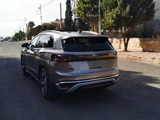  3 Volkswagen ID.6 Crozz PRO PIANO BLACK 2024 GOLD البيع كاش أو أقساط