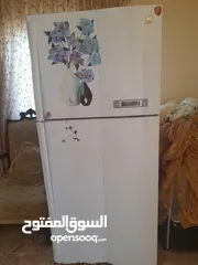  1 ثلاجه حجم كبير نظيفه كثير وما عمرها تصلحت شبه جديده من الداخل والخارج بحاجه ل مزيل صدأ  فقط لا غير